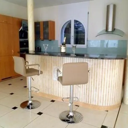 Mediterrane Mit Indoorpool Und Traumblick Hébergement de vacances