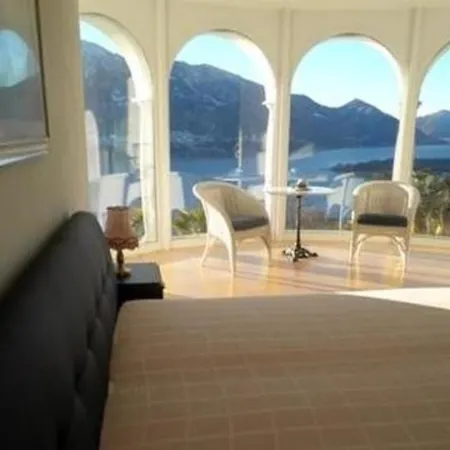 Mediterrane Mit Indoorpool Und Traumblick בית נופש *